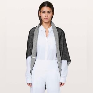 Lululemon Exaltation Wrap
Black / Silver Ice